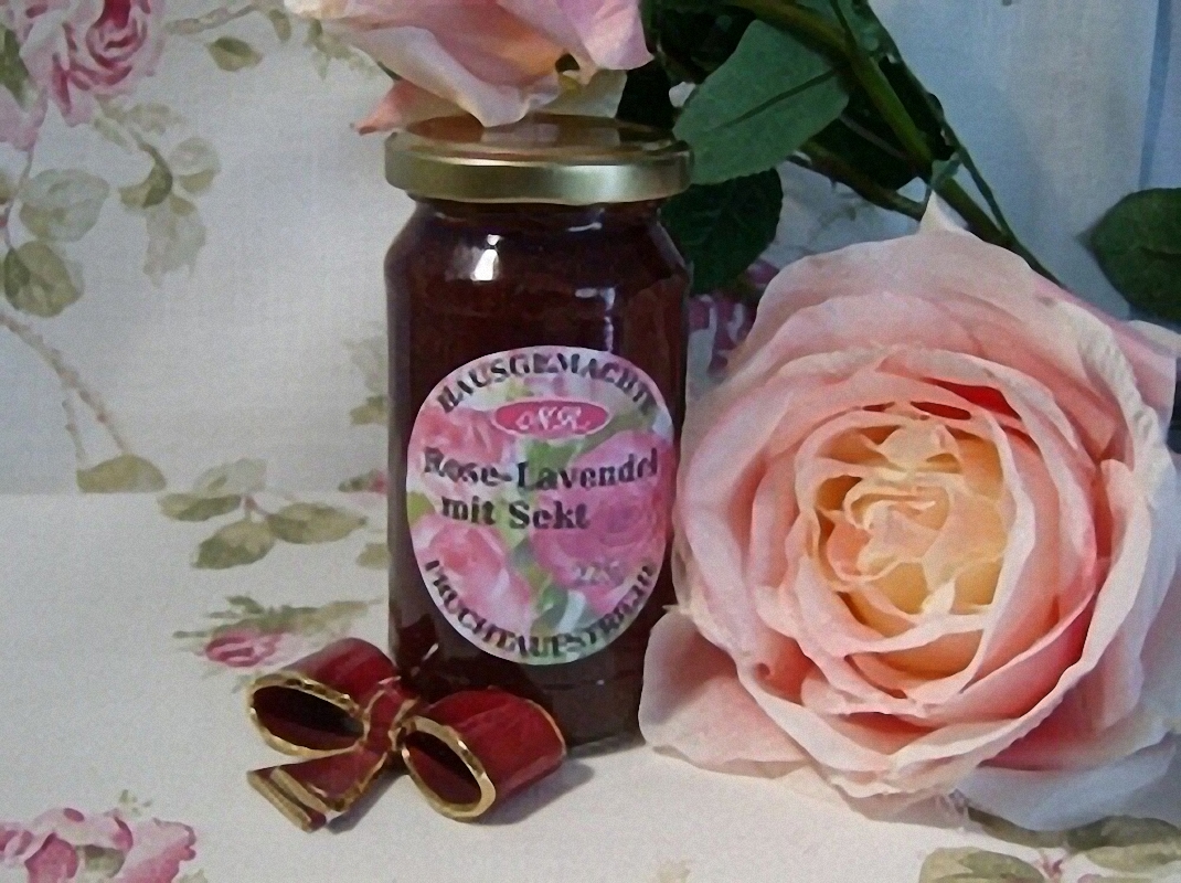 Rose-Lavendel-Sektmit essbaren Rosen - undLavendelbl